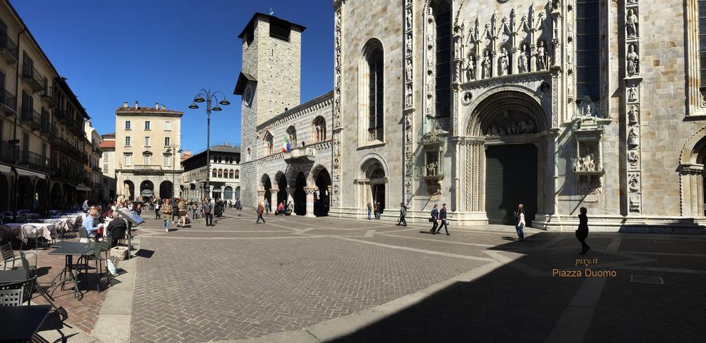 Ancient Courtyard Bonanomi In Como Historic Centre Rum bild