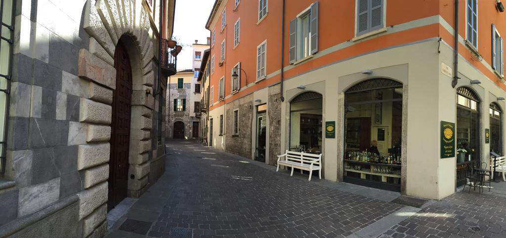 Ancient Courtyard Bonanomi In Como Historic Centre Rum bild