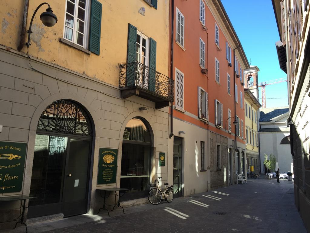 Ancient Courtyard Bonanomi In Como Historic Centre Rum bild