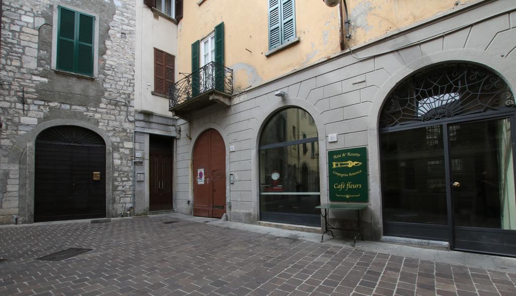 Ancient Courtyard Bonanomi In Como Historic Centre Exteriör bild